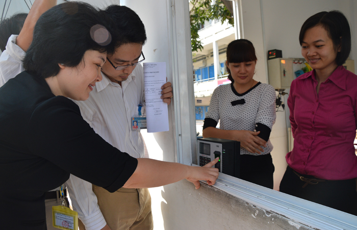 Xây dựng phương pháp điểm danh học sinh bằng máy chấm công1